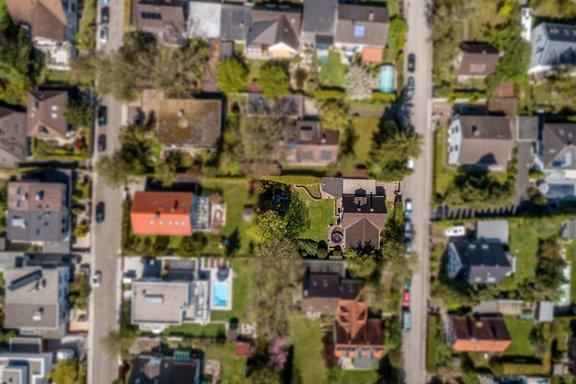 Mit idealer Süd-West-Ausrichtung liegt das Haus in einem gepflegten Wohngebiet