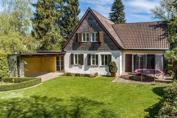Der eingewachsene Garten genießt viel Sonne und bietet auch einen wettergeschützten Freisitz