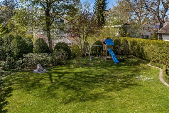 Mit idealer Ausrichtung nach Süden und Westen zeigt sich der Garten als Outdoor-Oase
