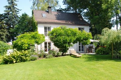 Reizvolles Einfamilienhaus von 1936 auf großem Parkgrundstück mit Pool