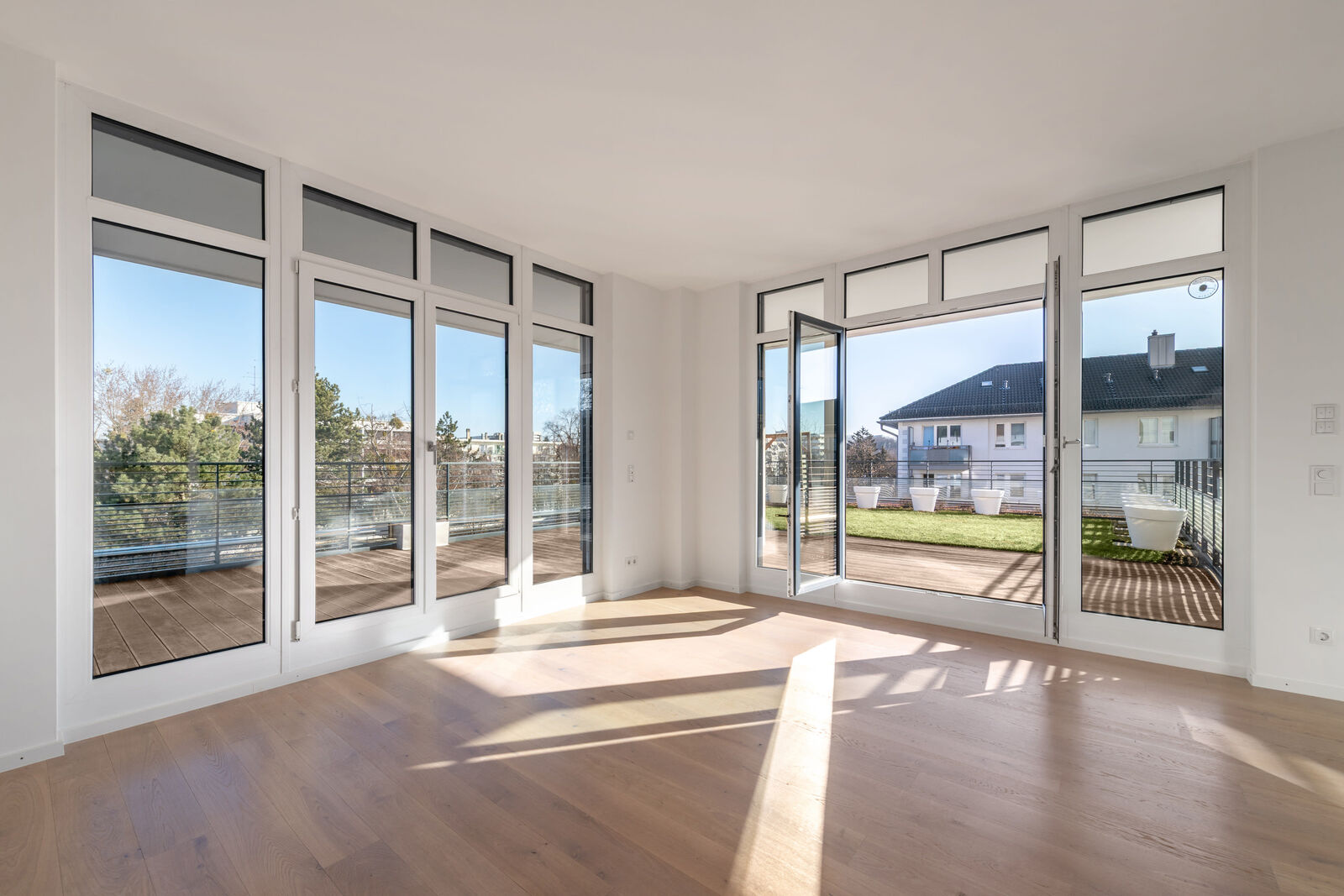 Ca. 88 m² große Dachterrasse