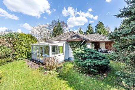 Renovierungsbedürftiger Bungalow auf schön eingewachsenem Grundstück mit Erweiterungsmöglichkeit