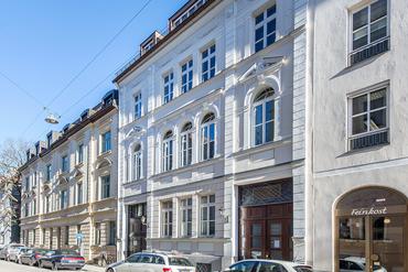 Prestigious 2.5-room apartment in an old building in a listed property dating from 1882