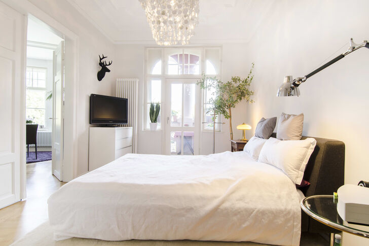 Schlafzimmer mit Zugang zur Loggia