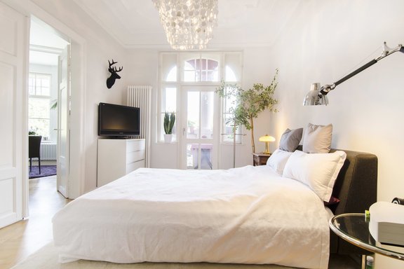 Schlafzimmer mit Zugang zur Loggia