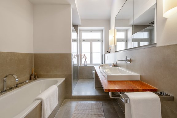 Tolles Masterbad mit separater Wanne