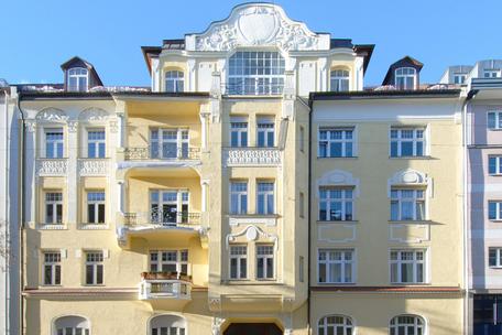 Representative 3-room apartment in old building with high-quality equipment