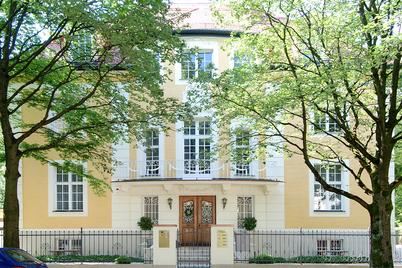 Representative 3-room maisonette apartment with gallery and south-facing roof terrace in prime location