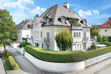 Prestigious 3-room apartment with an ideal floor plan and 43 m² south-facing terrace in a quiet, prime location