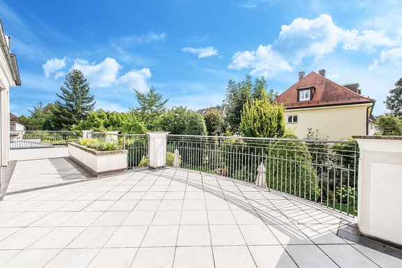 Terrasse mit Blick in die Umgebung