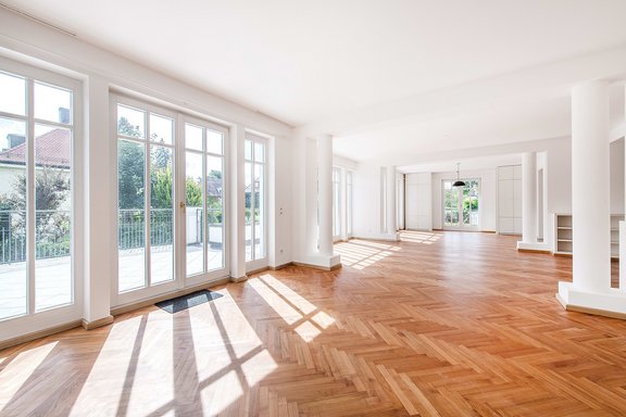 Wohnzimmer mit Zugang zur Südterrasse