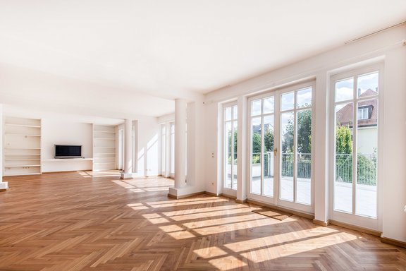 Wohnzimmer mit Blick über die Hausbreite