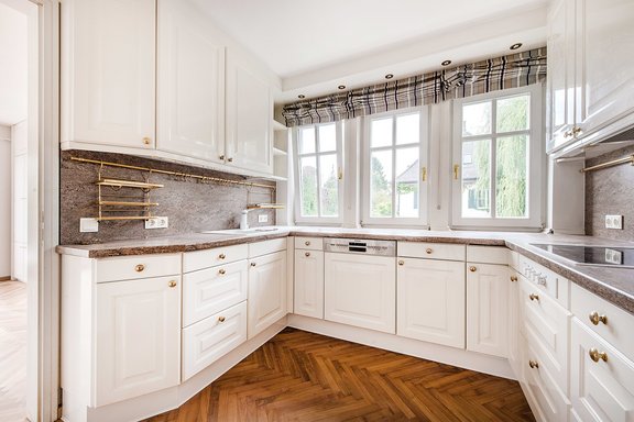 Einbauküche mit weißen Profilfronten