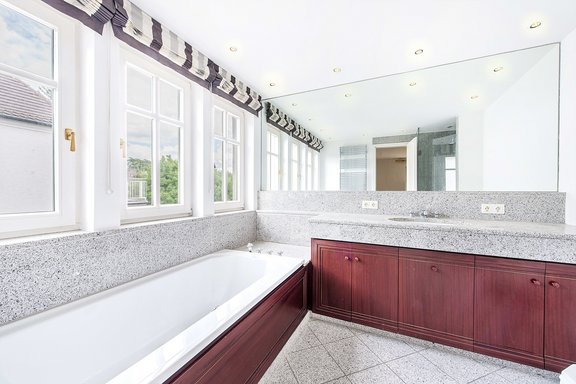 Bad mit Unterbauten aus Mahagoni