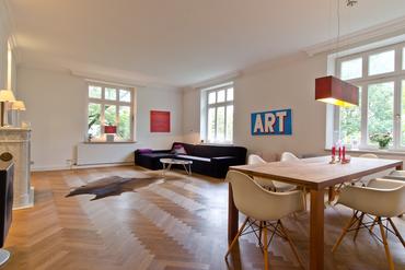 Prestigious 4-room apartment in an old building with open fireplace and charming balcony