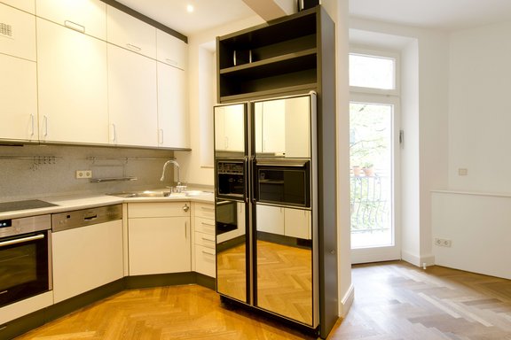 Einbauküche mit Zugang zum Balkon