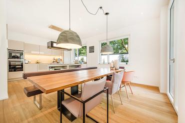 Representative 4-room garden apartment with high-end equipment