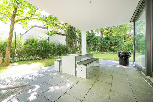 Überdachte Terrasse vor dem Wohnbereich