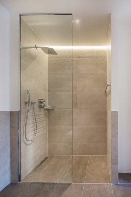 Floor-level shower