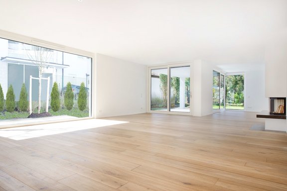 Wohnzimmer mit offenem Kamin