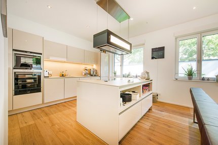 Exklusive Einbauküche mit Kochinsel