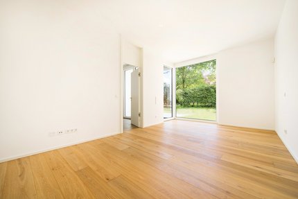 Lichterfülltes Schlafzimmer mit ensuite Bad