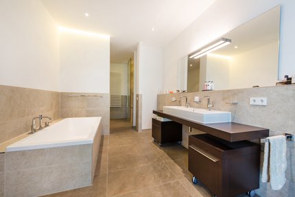 Luxuriöses Masterbad mit Wanne und Dusche