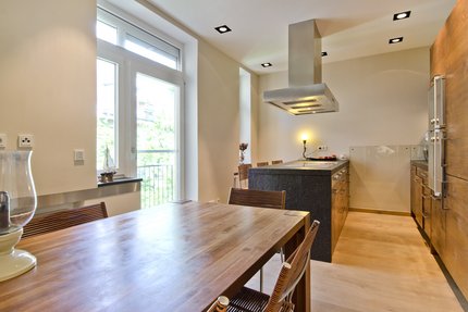 Geräumige Küche mit Balkonzugang