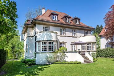 Repräsentative Altbau-Villa von 1927 mit exzellenter Ausstattung und Süd-Westgarten