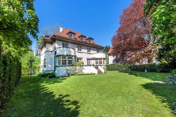 Hausansicht mit Süd-Garten