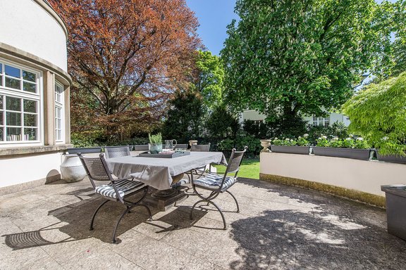 Süd-Terrasse mit Blick in den Garten