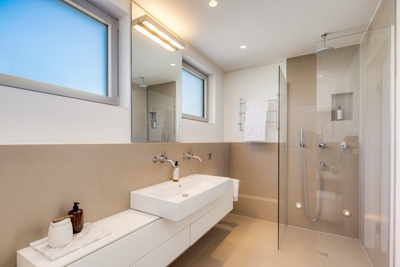 Bad mit Dusche und Badewanne