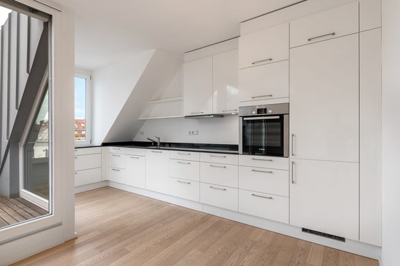 L-förmige weiße Küche