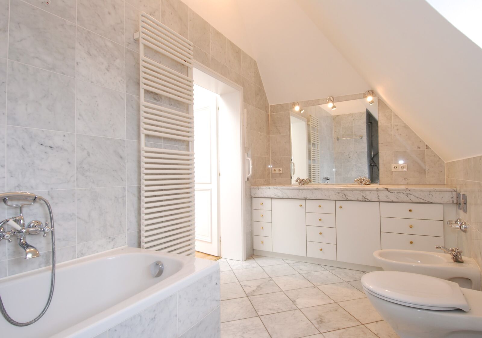 Badezimmer im Dachgeschoss