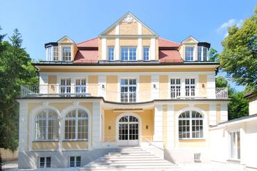 Prestigious first floor in magnificent city palace with approx. 550 m² park-like private garden