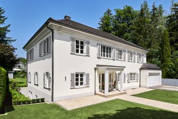Objektvideo ansehen: Lichtdurchflutete Familienvilla in klassisch-eleganter Architektur mit Pool
