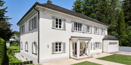Lichtdurchflutete Familienvilla in klassisch-eleganter Architektur mit Pool