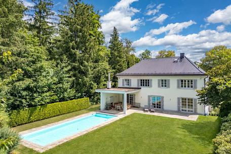 Lichtdurchflutete Familienvilla in klassisch-eleganter Architektur mit Pool