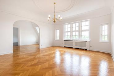 Representative, spacious old building apartment in listed city palace