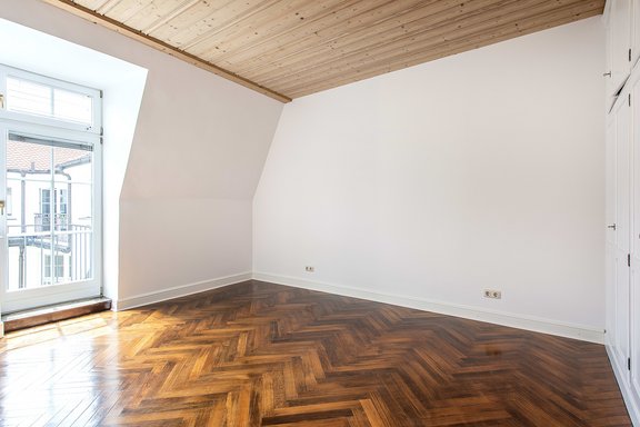 Schlafzimmer mit kleinem Balkon