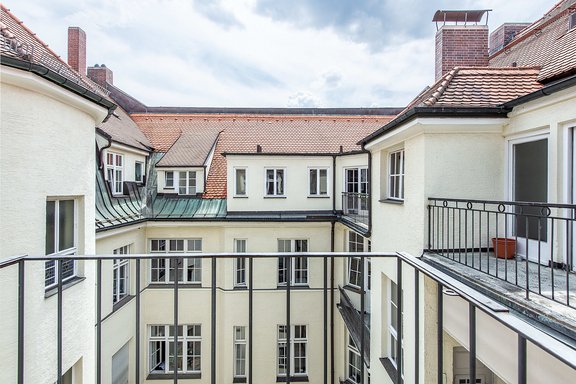Süd-Westbalkon zum Innenhof