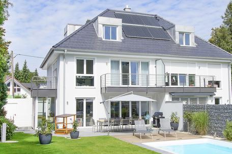 Repräsentative, lichterfüllte Villenhälfte mit Pool und großem Südgarten