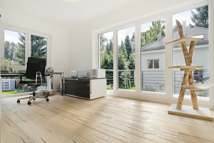 Lichtdurchflutetes Arbeitszimmer