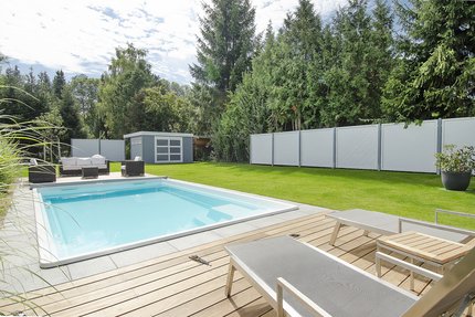 Sonniger Südgarten mit Außenpool