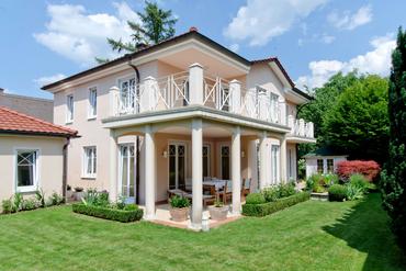 Prestigious Mediterranean-style town villa with enchanting south-facing garden