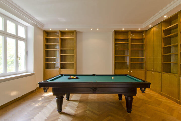 Bibliothek mit Einbauten