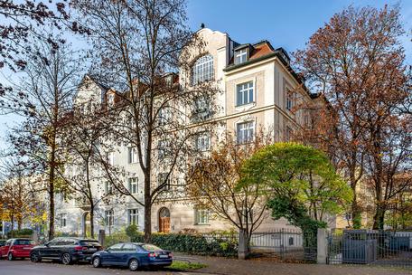 Representative four-room old building apartment with open fireplace and charming balcony