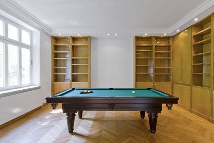 Bibliothek mit Einbauten