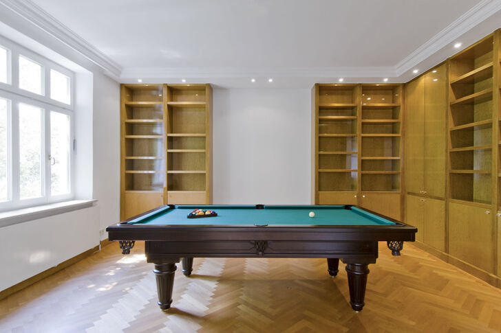 Bibliothek mit Einbauten