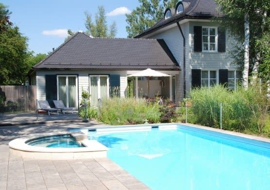 Schwimmbad mit Wirlpool